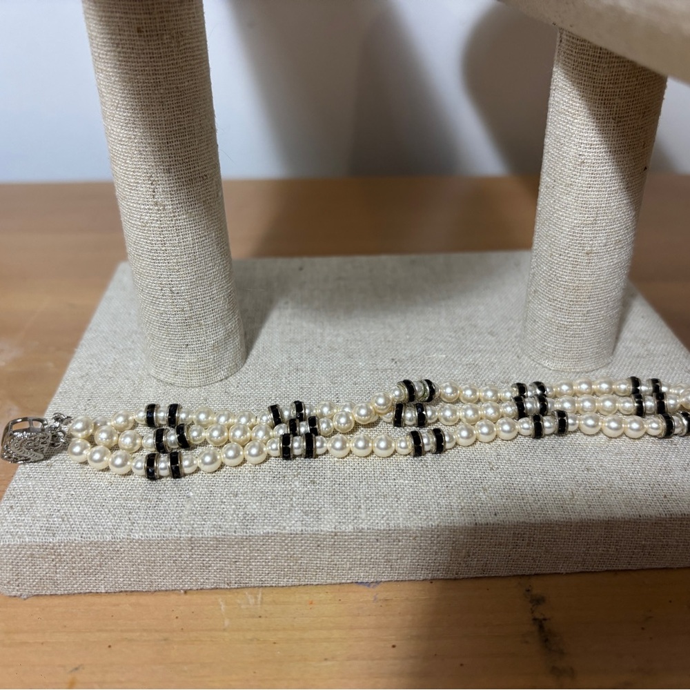 Elegant Pearl and Black Bead Bracelet